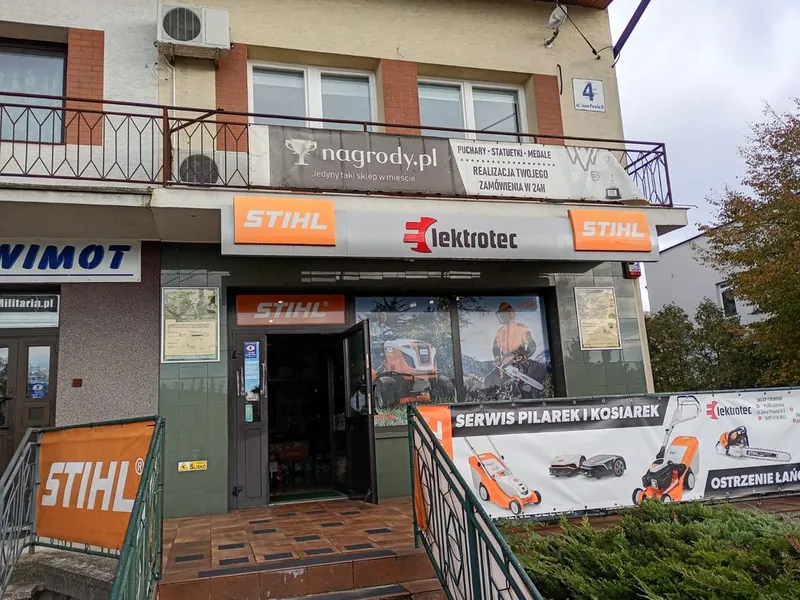 Witryna sklepu ELEKTROTEC w Kolbuszowej z banerem serwisu pilarek i kosiarek