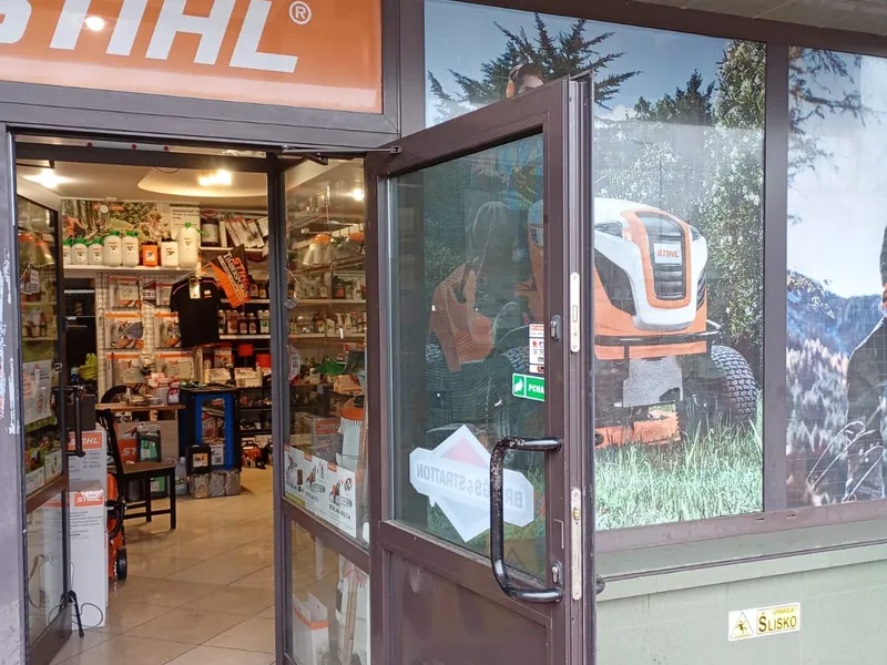 Wejście do sklepu ELEKTROTEC w Kolbuszowej z szyldem STIHL