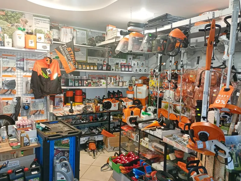 Wnętrze sklepu ELEKTROTEC w Kolbuszowej — pilarki STIHL, kosy spalinowe i akcesoria na regałach